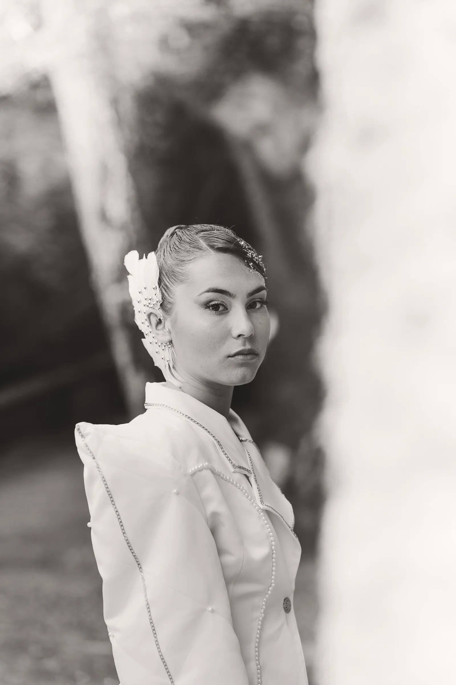 Mariée en portrait noir et blanc en extérieur